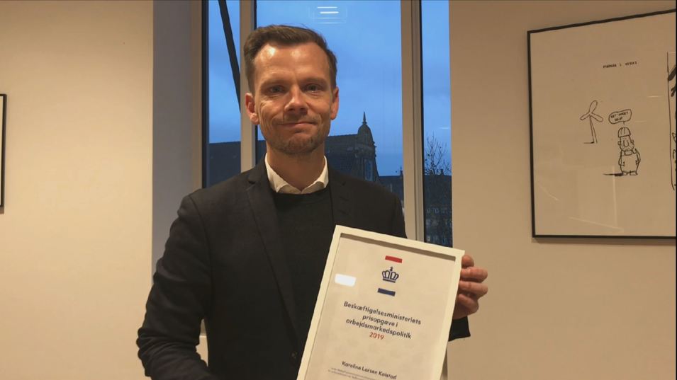 Beskæftigelsesminister Peter Hummelgaard overrækker prisopgaver